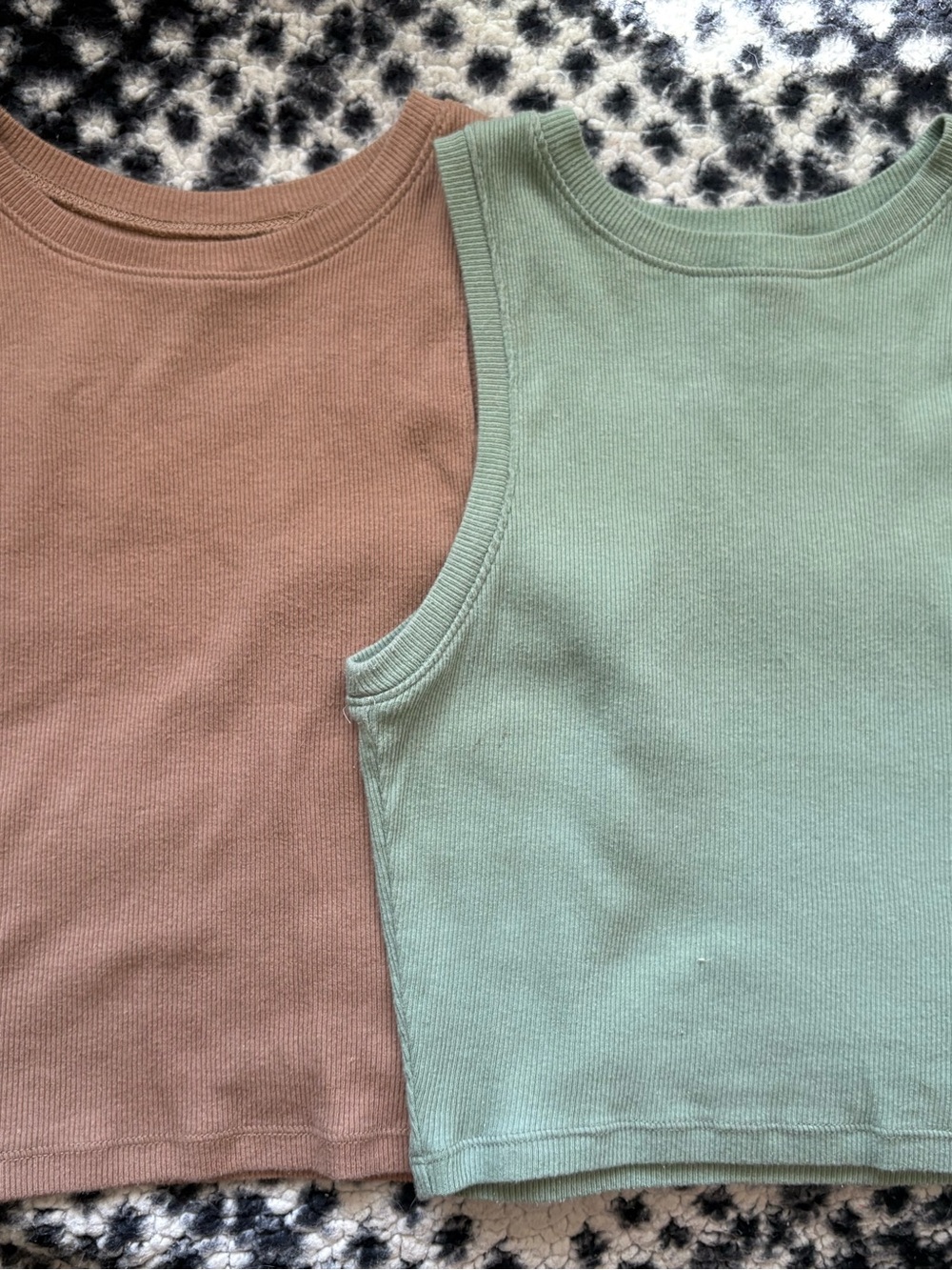 Set of 2 Hollister tanks